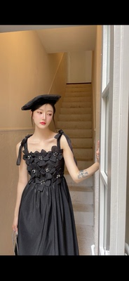 花朵吊带连衣裙