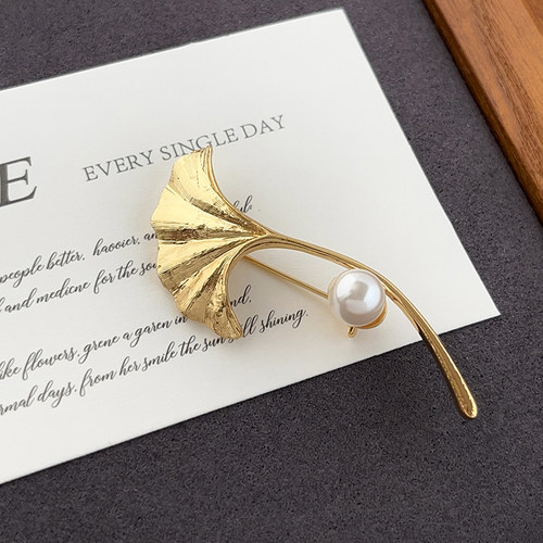 小众气质银杏叶珍珠胸针