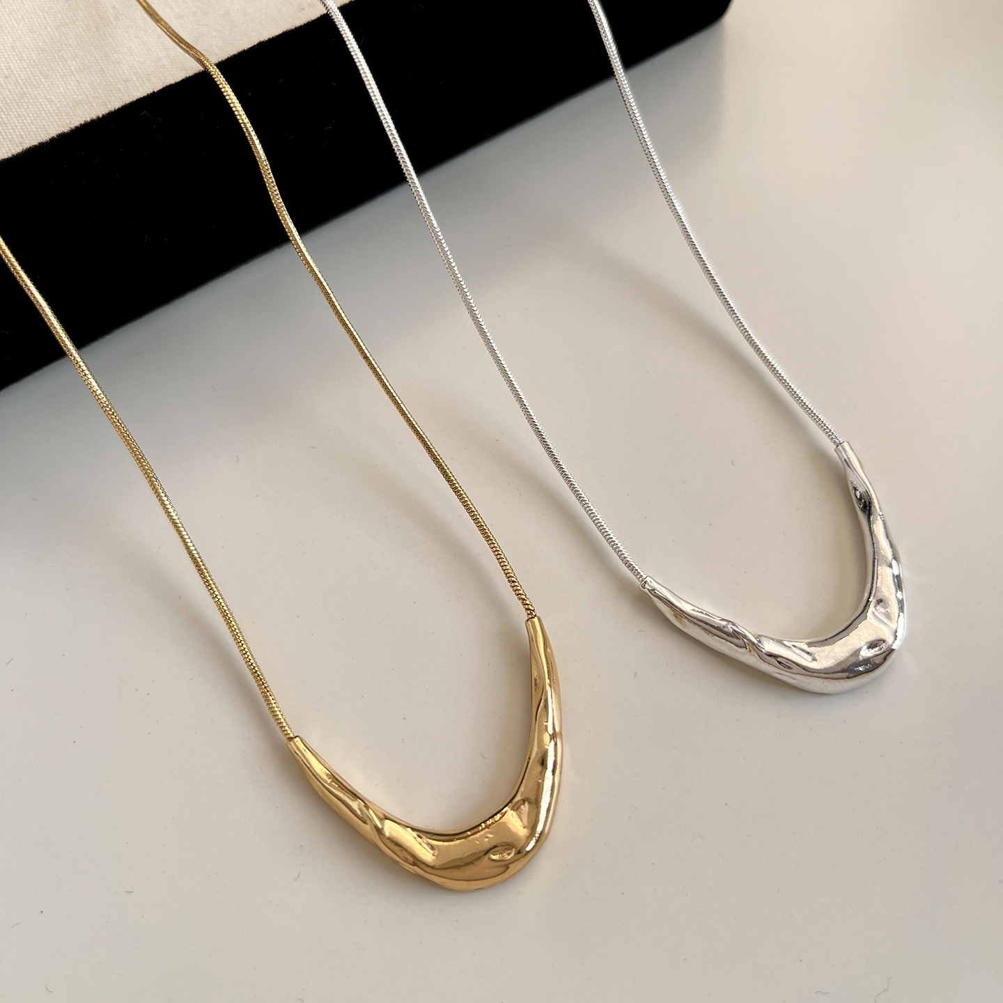 简约长款纹理U形笑脸月牙项链