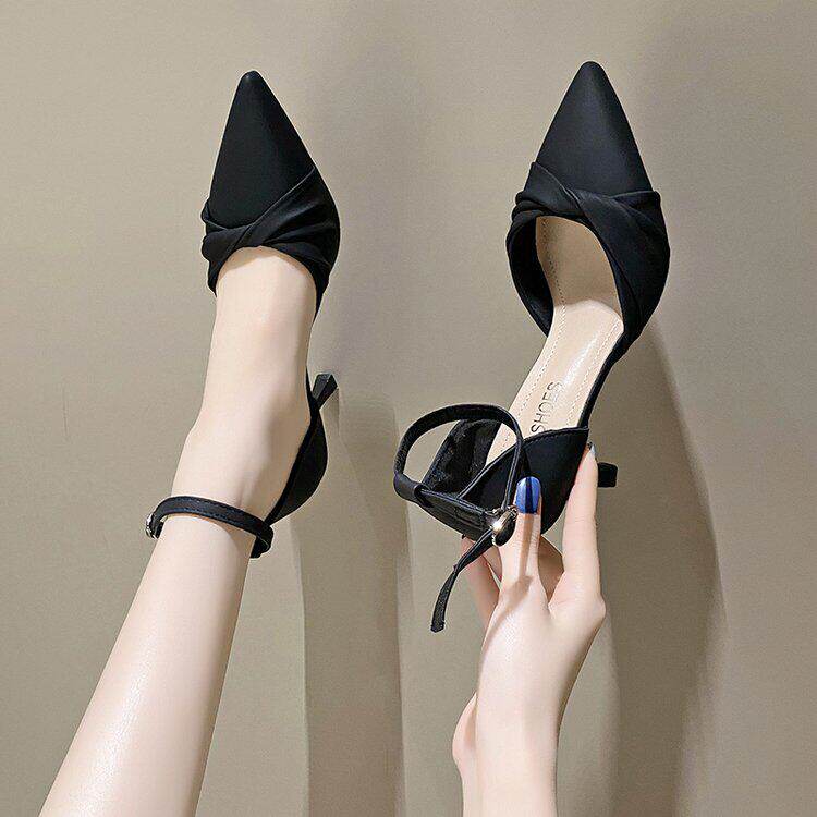 尖头高跟凉鞋的妇女外穿2