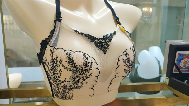 2代丰满大水母818肚兜文胸