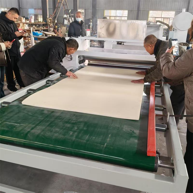 XPE软硬包皮革墙布平贴机 密度板EVA热熔胶贴布机 雪弗板贴面机器