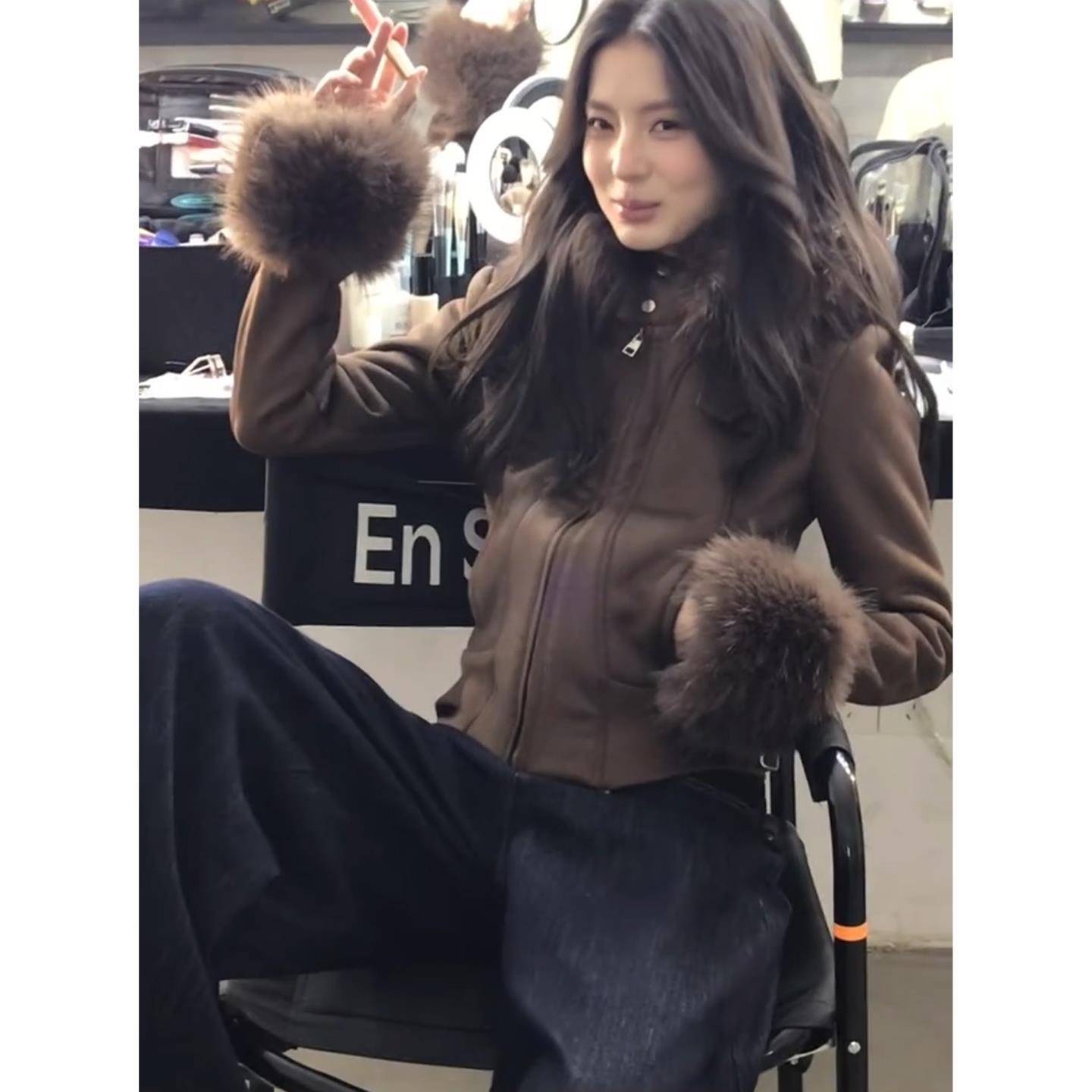 深棕色麂皮绒毛领连帽外套女秋冬2025年新款修身显瘦皮毛一体外衣