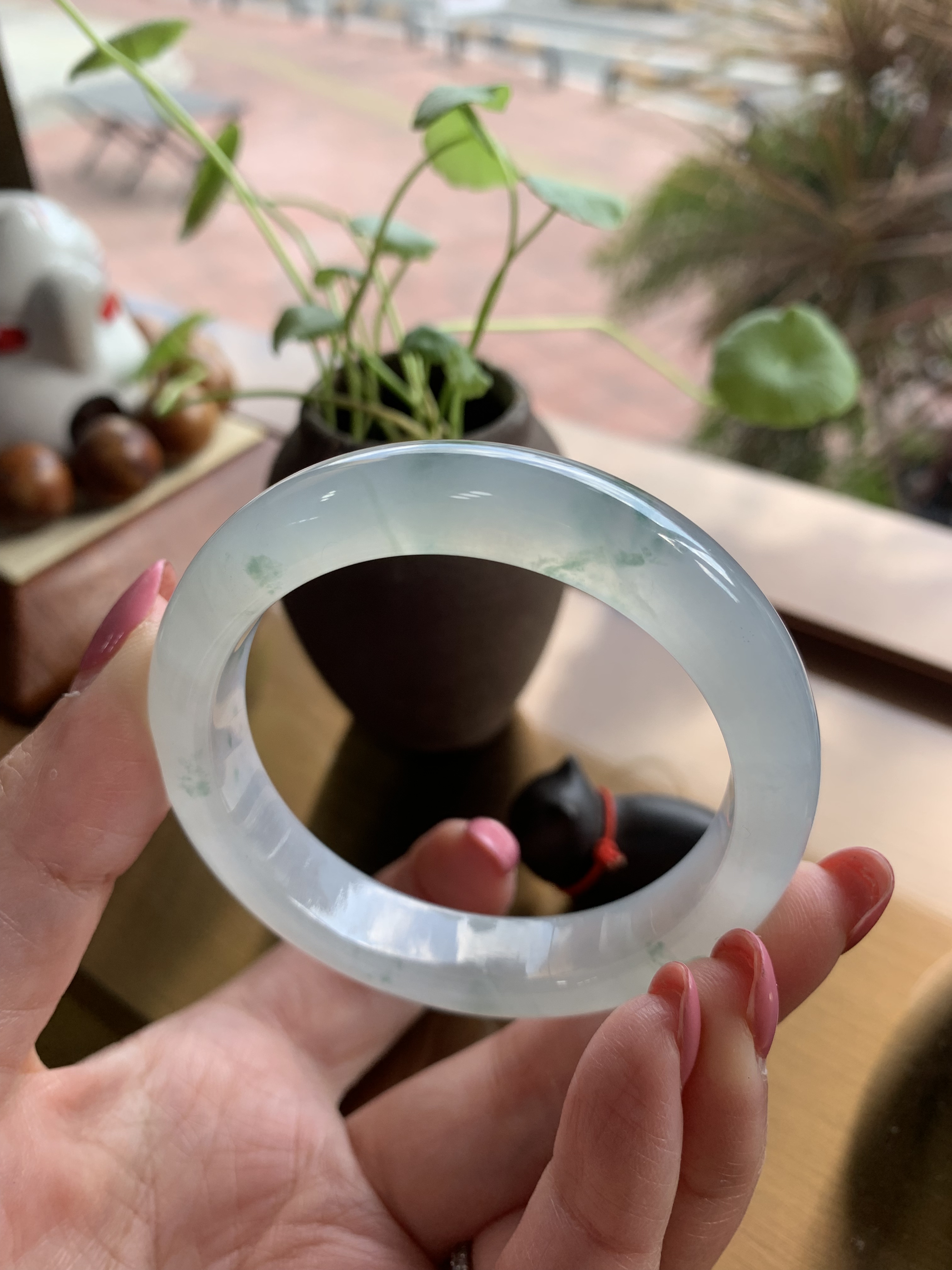 缅甸老坑冰种起胶起莹光天然a货翡翠飘花正圈玉手镯51保真有证书