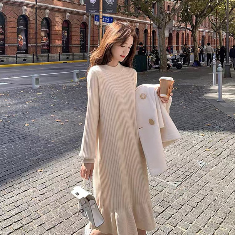 출산 후 외출을 즐기는 핫한 엄마들을 위한 루즈한 중간기장 밑단 스웨터 스커트로 가을 겨울 수유 니트 원피스입니다