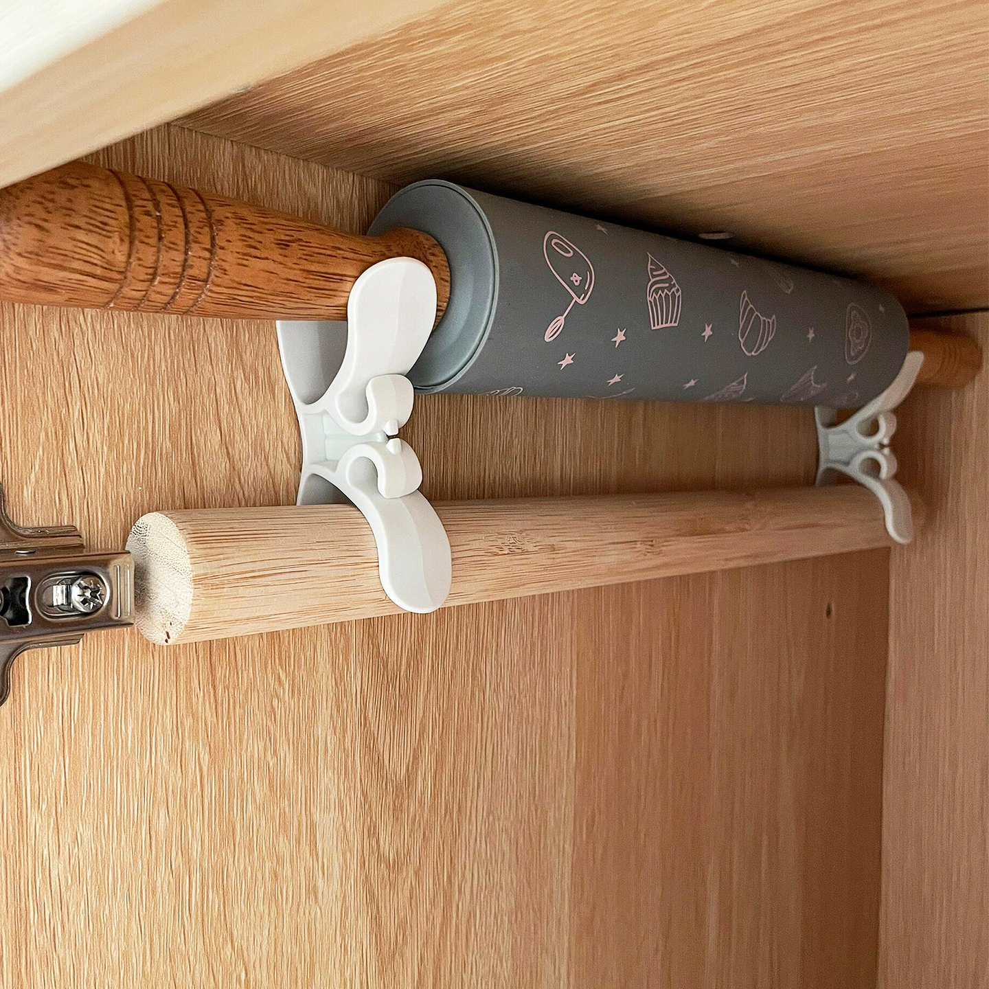 擀面杖收纳放置架子挂钩架擀面棍固定器免打孔挂钩多功能橱柜收纳