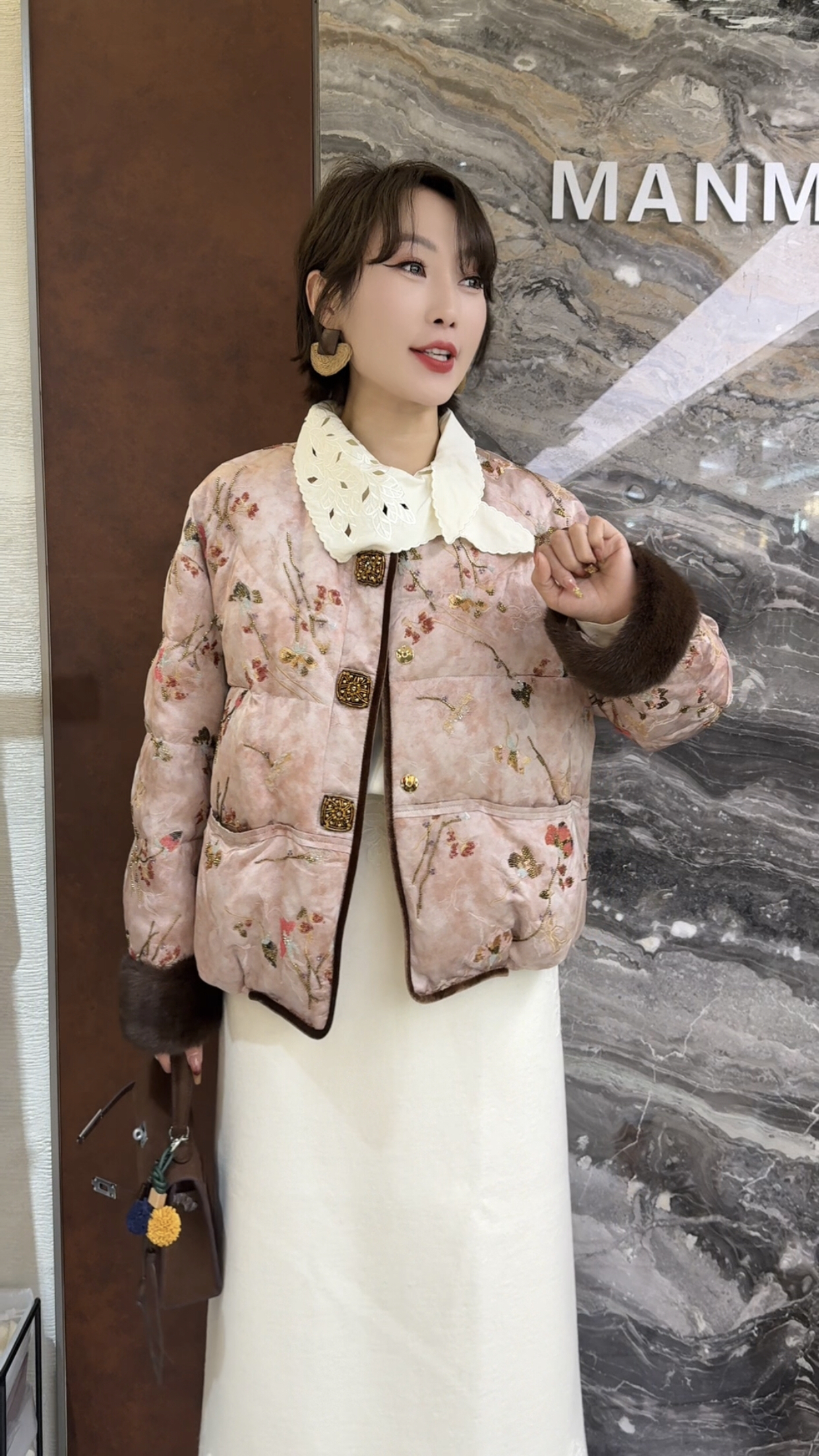 曼曼家2025冬新时尚圆领排扣提花水貂毛袖口国风白鹅绒羽绒服外套,女装/女士精品,羽绒服,淘宝优惠券,粉丝福利购,淘宝优惠卷