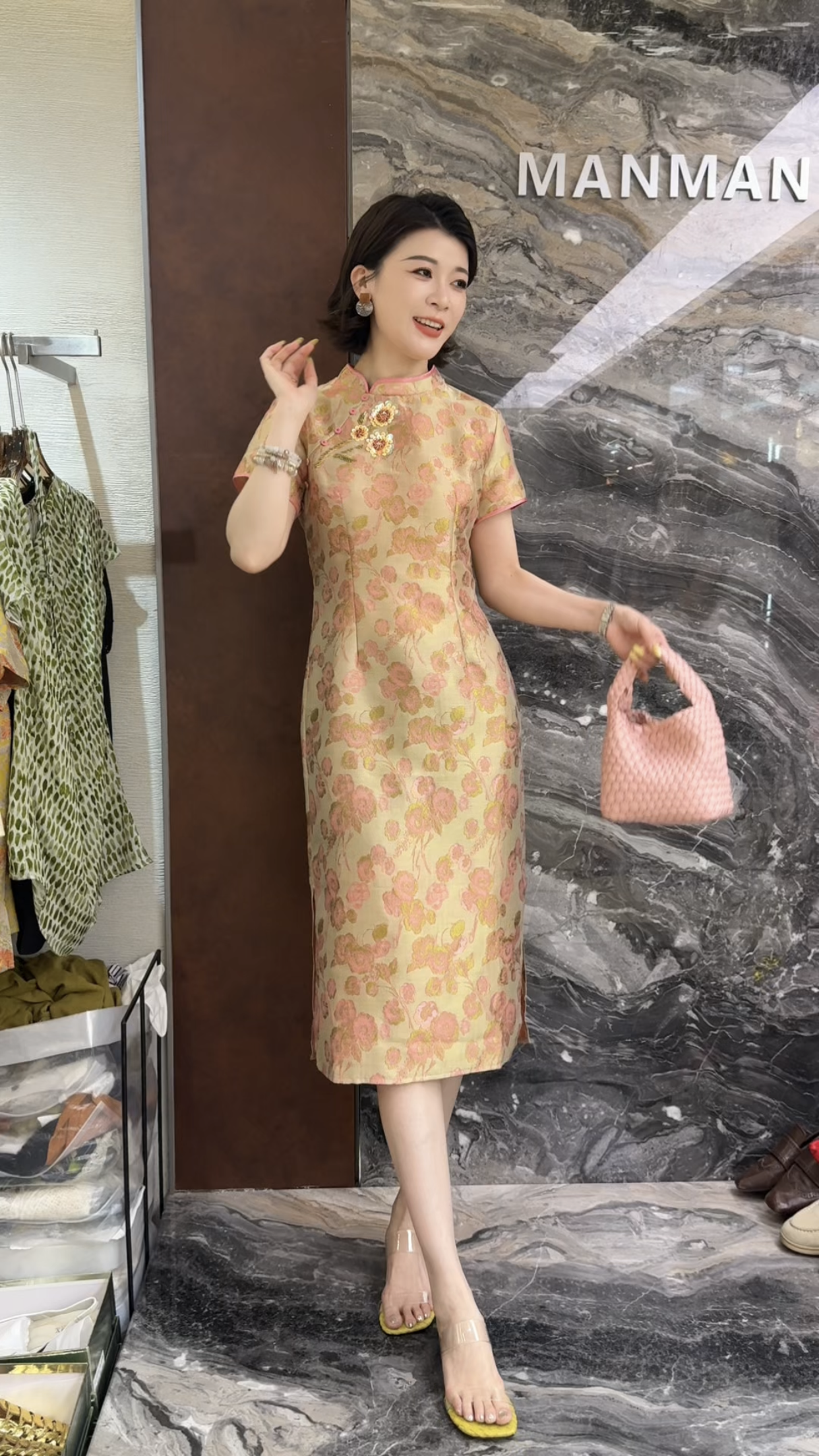 曼曼家2026夏新欧货时尚立领盘扣刺绣花朵修身显瘦旗袍连衣裙女