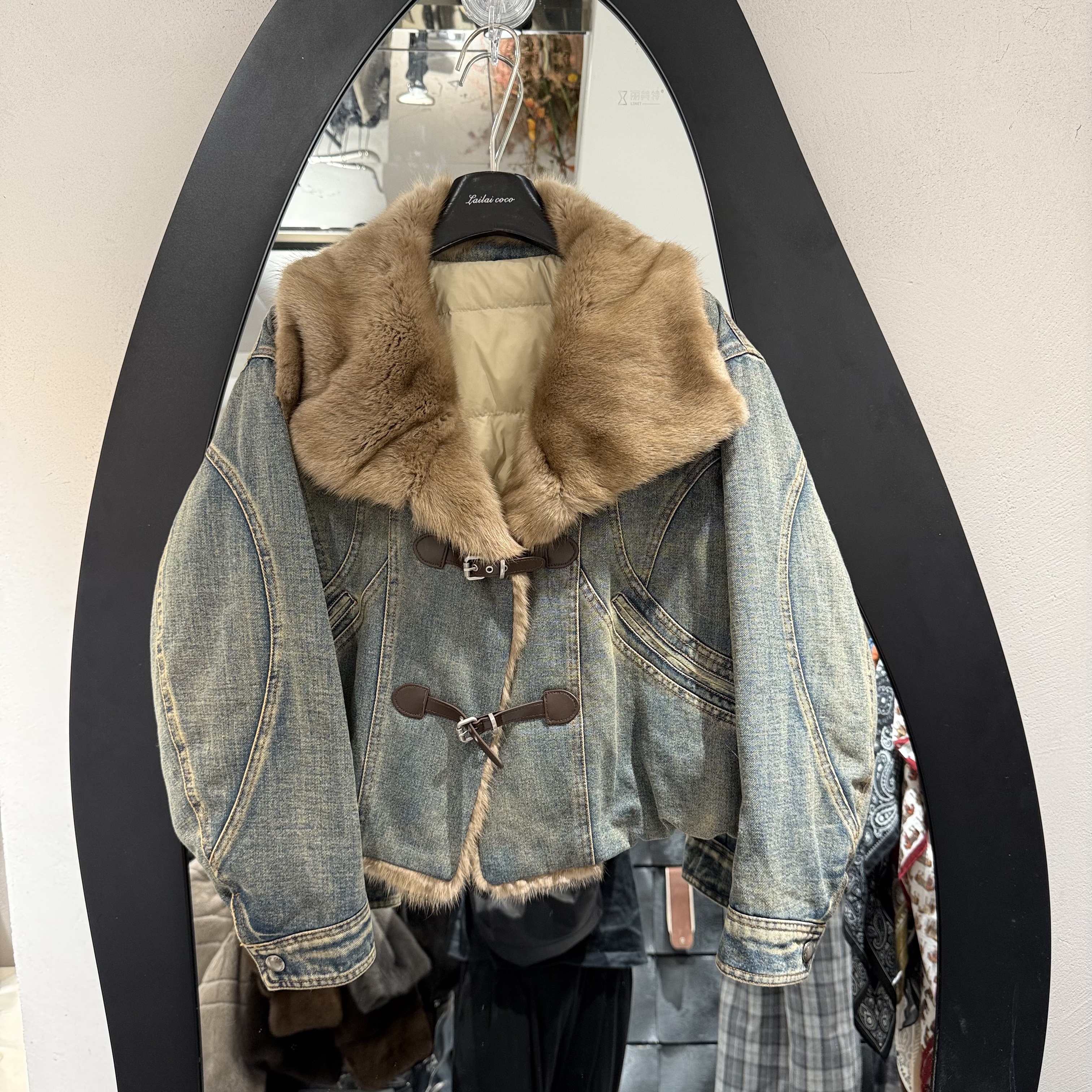 欧洲站2025秋冬款时尚水貂毛领牛仔拼接皮卡扣时髦鹅绒服外套718