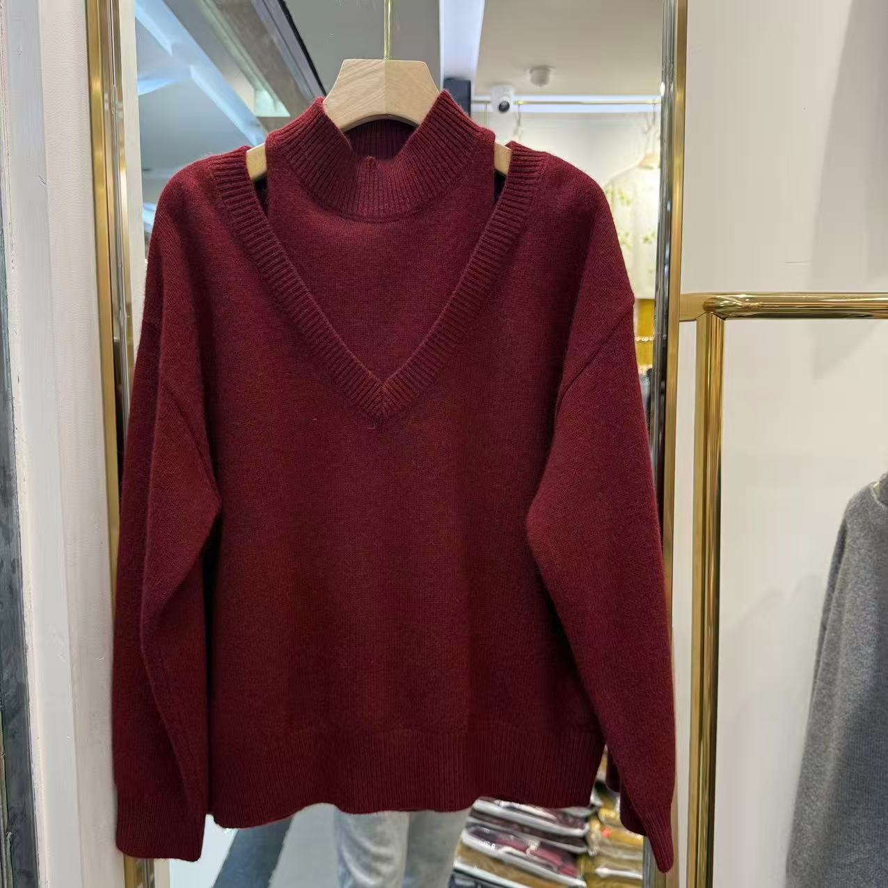 欧洲站2025冬款软糯高级感漏肩挂脖设计感假两件气质羊毛针织衫