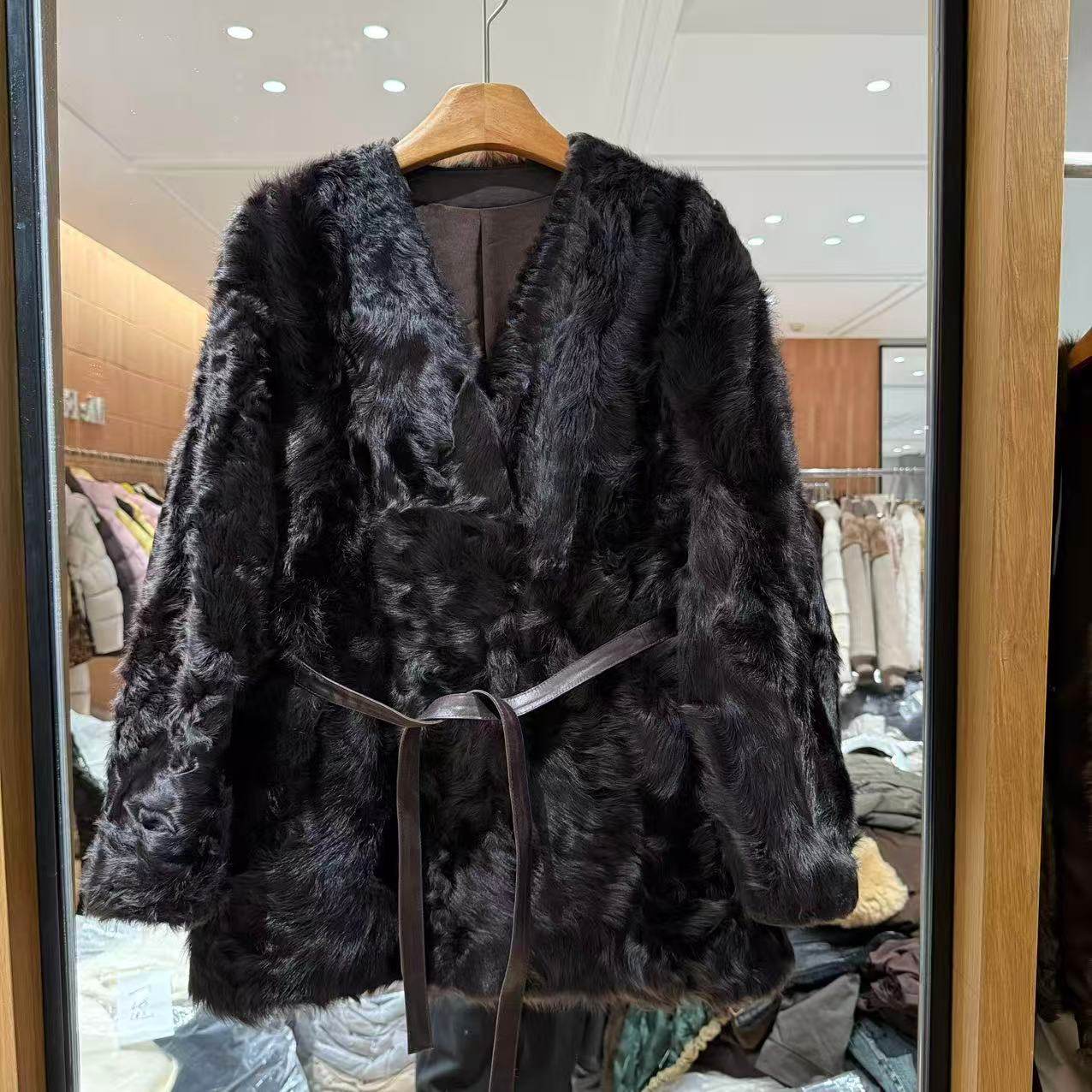 欧洲站2025冬新款轻奢时髦V领系腰带小湖羊皮毛一体皮草外套8663