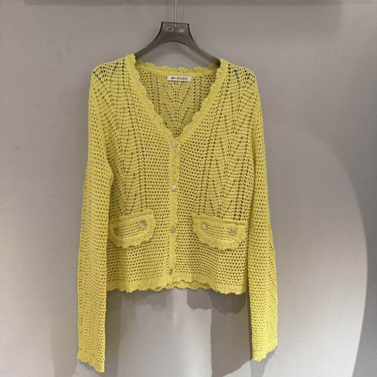 欧洲站2026新法式V领金属扣甜美镂空钩花装饰口袋小众针织衫7001