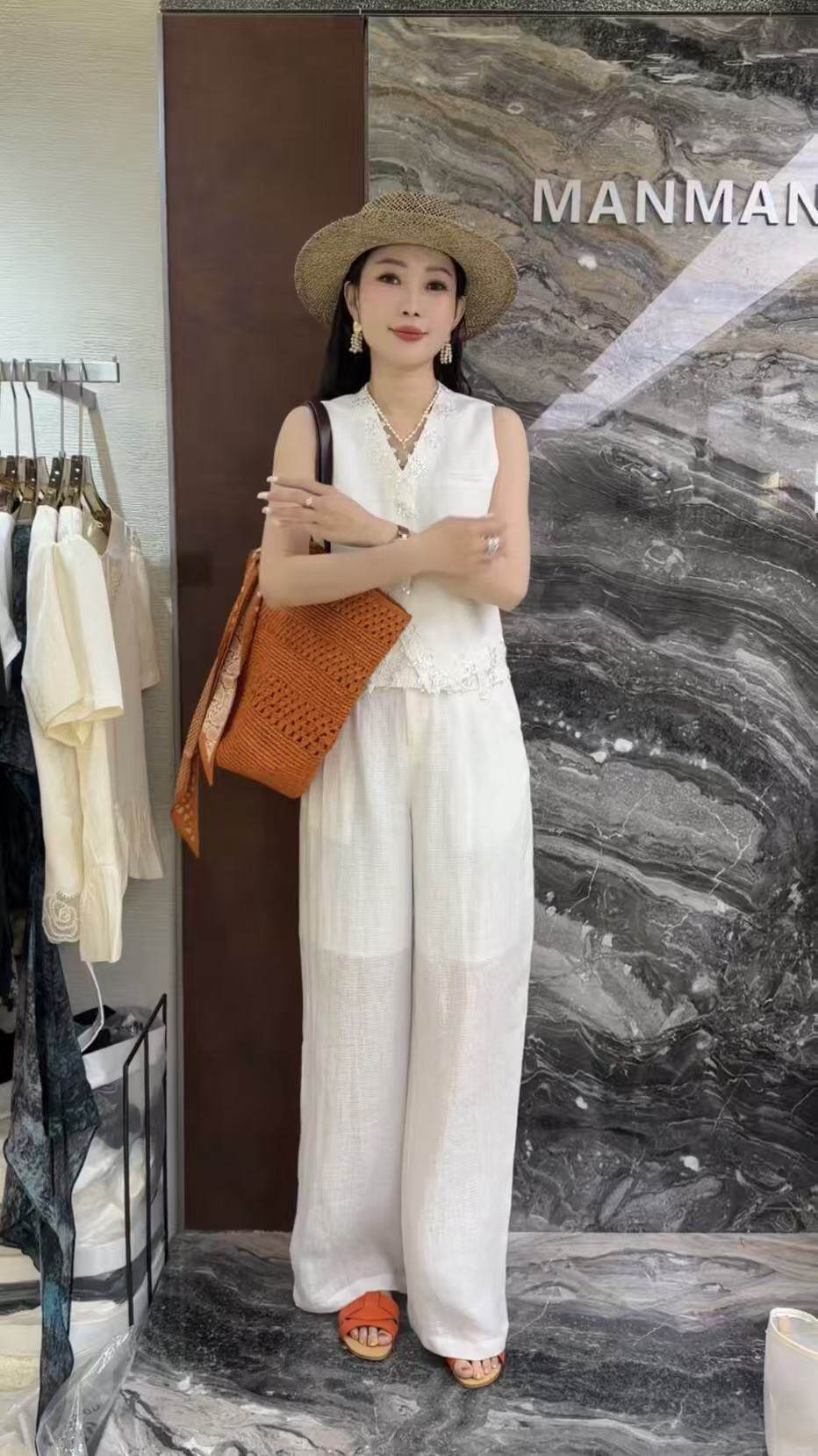 曼曼家2026夏新款欧货轻熟风V领重工绣花马甲上衣+休闲裤时尚套装