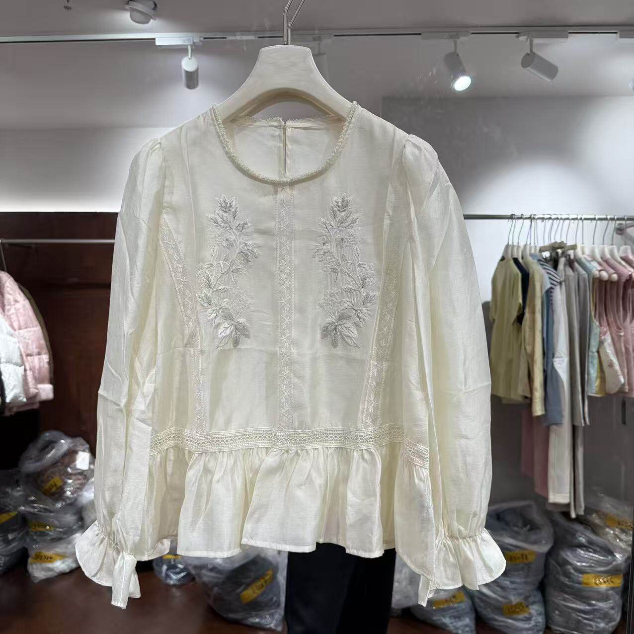 欧洲站2026春季新款欧货圆领重工刺绣荷叶花边长袖衬衫女x033