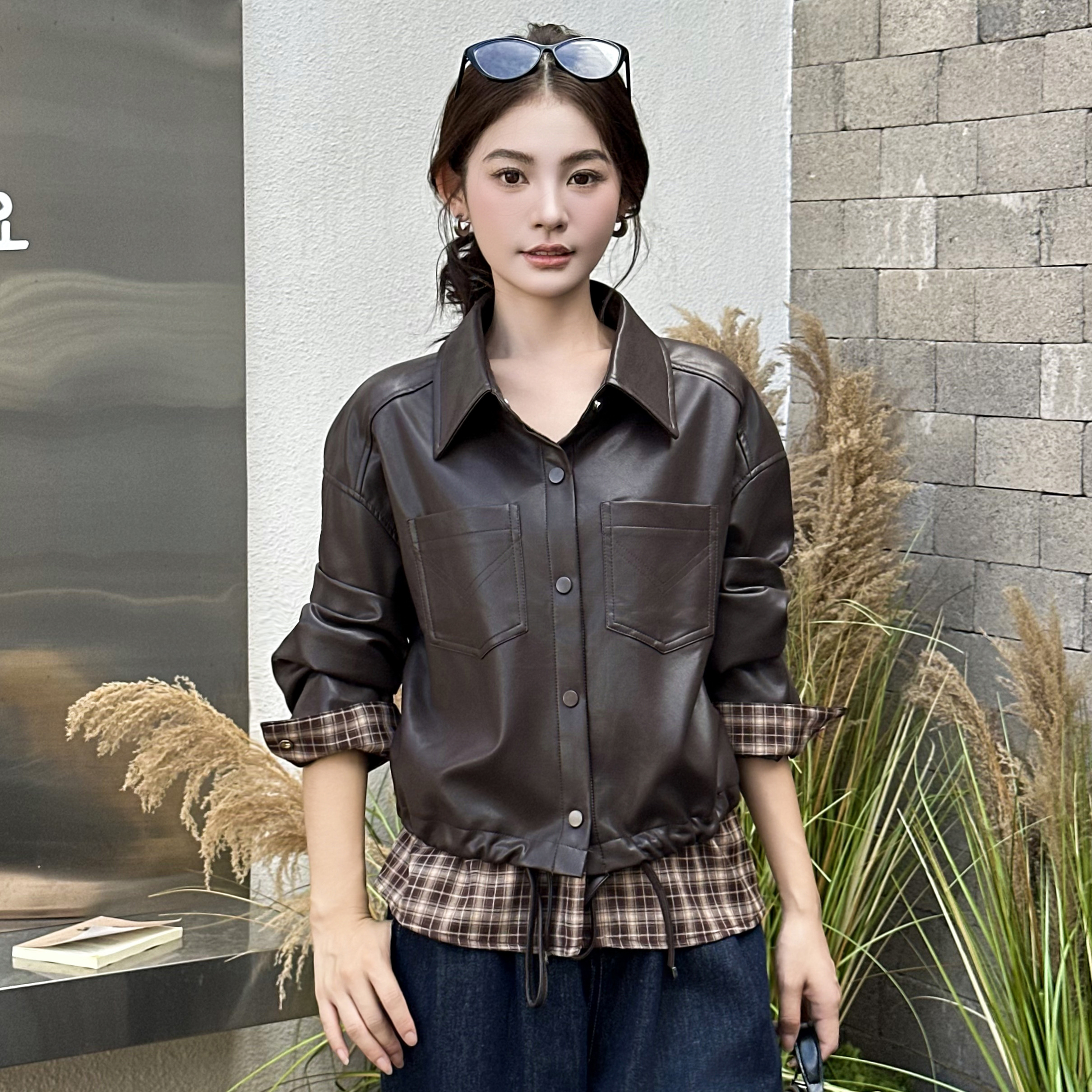 2025早秋新款韩系小众设计感翻领拼接格子休闲百搭皮衣外套女
