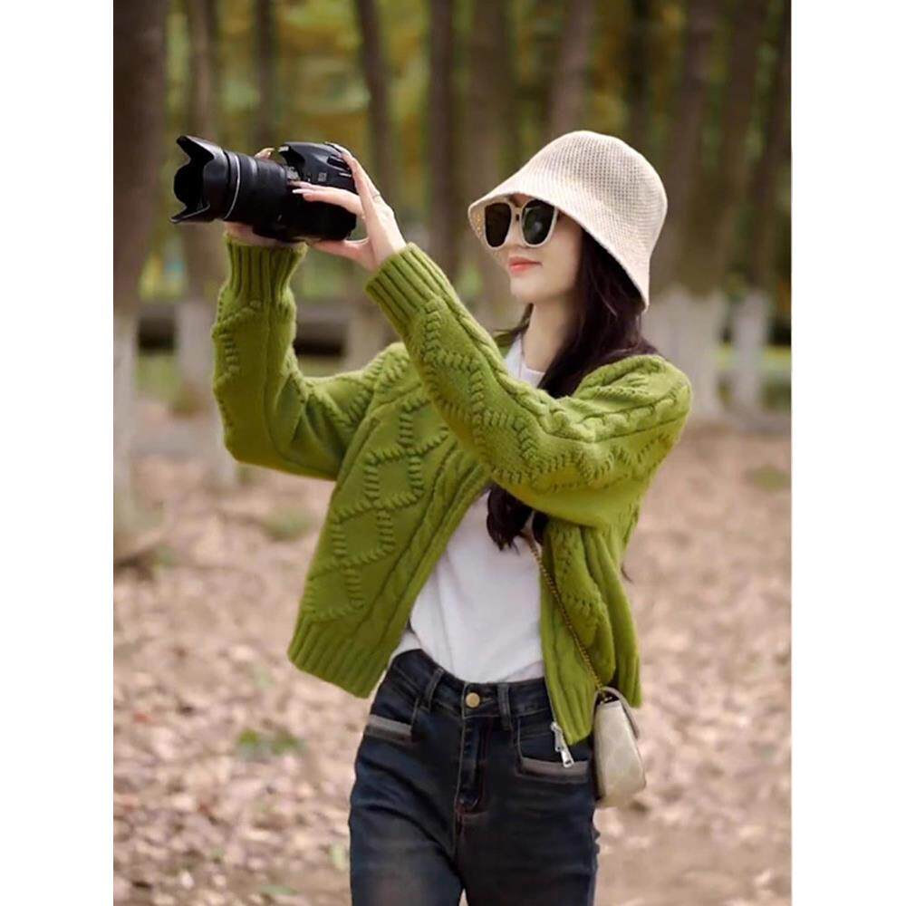 今年流行绿色短款毛衣外套女2025年秋冬季新款高级感漂亮针织开衫