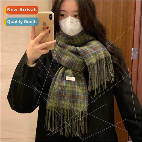 Senior sense of retro green plaid scarf autumn and winter wa