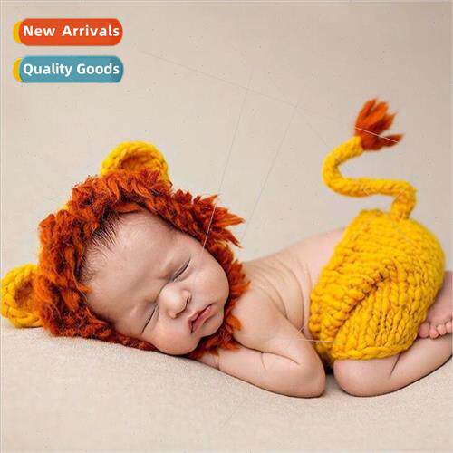 Orange and yellow lion two-piece hand-knitted hand-crocheted