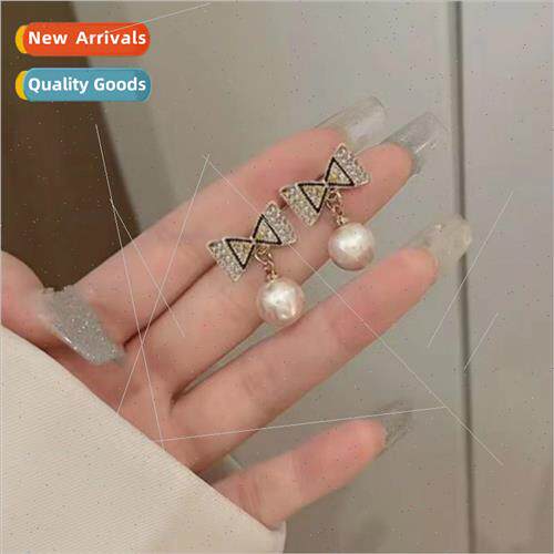 A pair of bow pearl earrings simple temperament fresh lady w