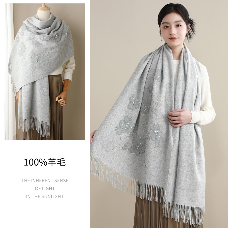 2026年新款刺绣纯羊毛大披肩女旗袍外搭长款围巾秋冬季妈妈浅灰色