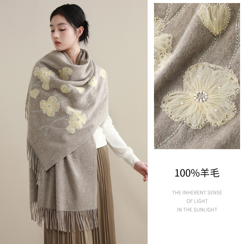 新款高档羊毛大披肩送长辈妈妈礼物礼盒婆婆精致贴花围巾女秋冬季