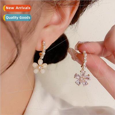 Koreasweet light niche zirconia flower pearl C earrings fema