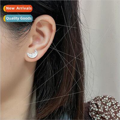 Irregular fold muscle texture pattern moon earrings simplici