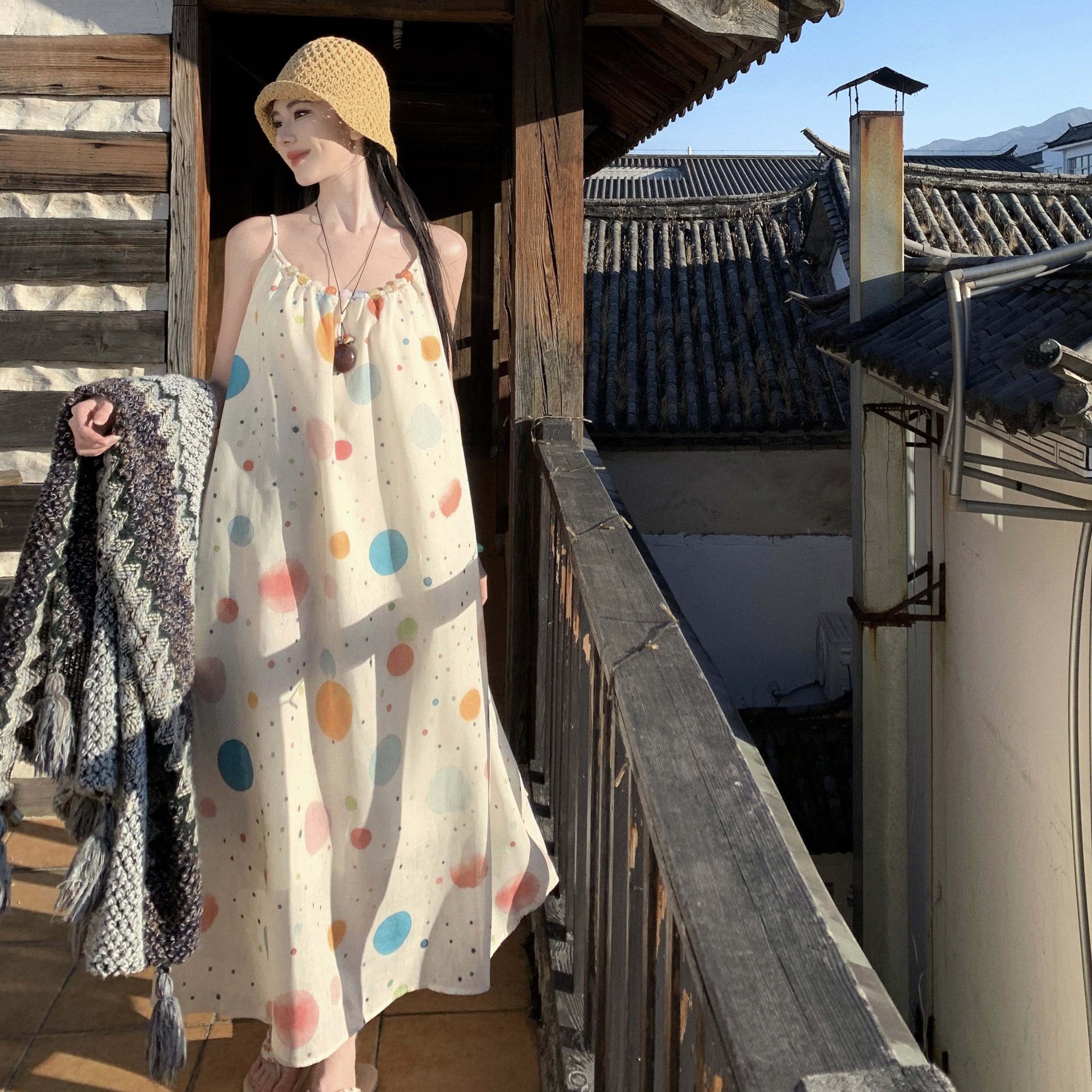 海边度假风彩色波点吊带连衣裙女夏季小众漂亮独特沙滩A字裙子