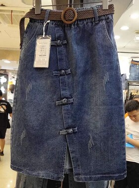 复古盘扣牛仔半身裙女春季宽松胖mm裙子显瘦百搭不规则开叉A字裙