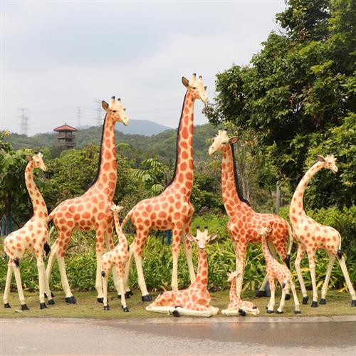 户外仿真长颈鹿大型摆件园林景观玻璃钢动物雕塑公园草坪落地装饰