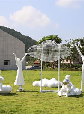 不锈钢铁艺镂空云朵户外景观小品读书人物雕塑小区草坪售楼处摆件