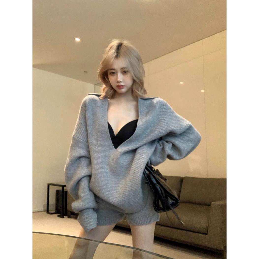 春秋季2025新款松弛感慵懒风百搭灰色大V领针织毛衣短裤两件套女