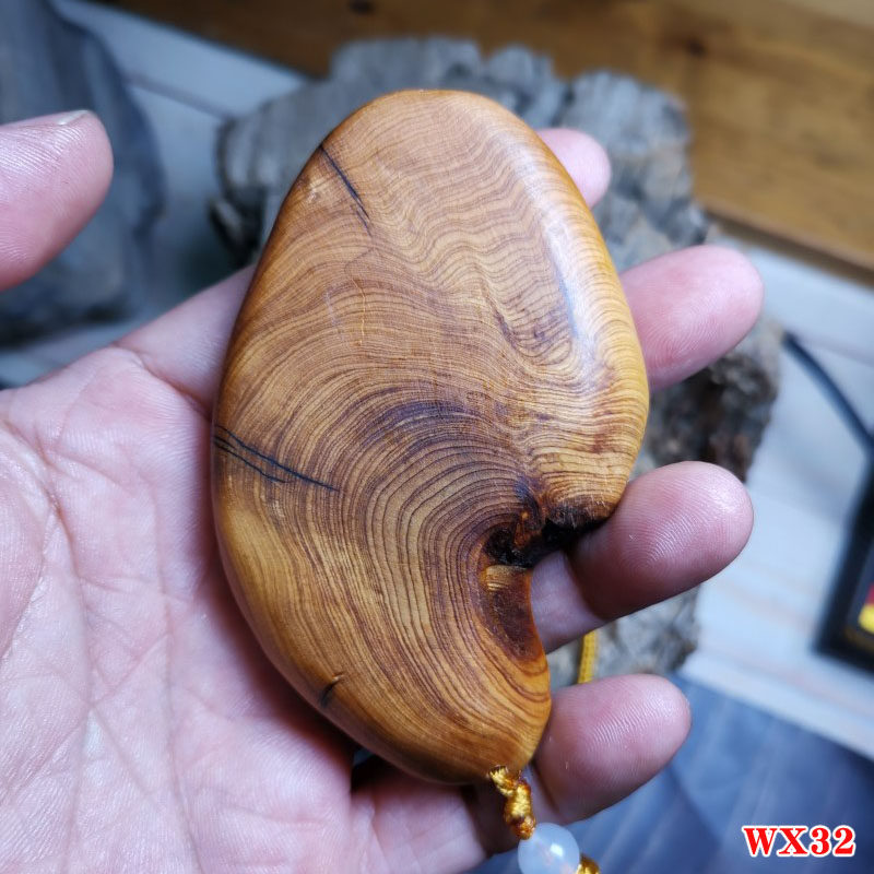 太行崖柏千年黑油骨料特香手把件图片