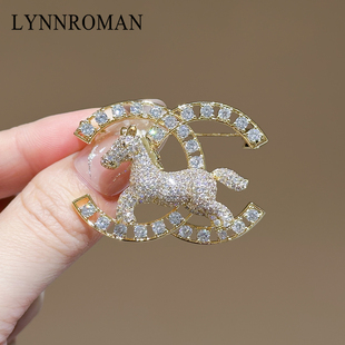 LYNNROMAN水晶小马驹胸针女镂空别针2025新款设计高级感配饰胸花