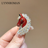 LYNNROMAN水晶马首胸针水钻生肖马本命年造型别针配饰高级感胸花