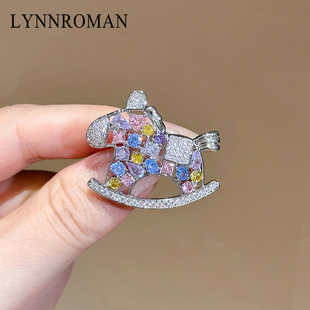 简约轻奢风高级感胸花百搭别针配饰 LYNNROMAN水晶小马驹胸针女款
