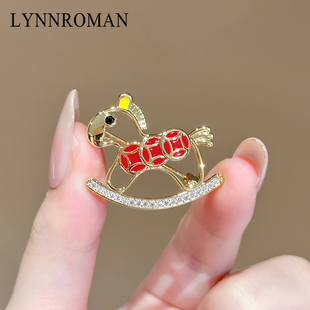 LYNNROMAN铜钱木马胸针女款简约轻奢时尚个性胸花高级感饰品精致