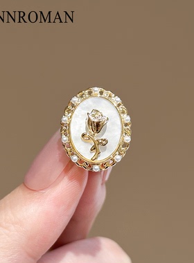 LYNNROMAN玫瑰花珍珠胸针女别针2025新款设计轻奢配饰小香风胸花