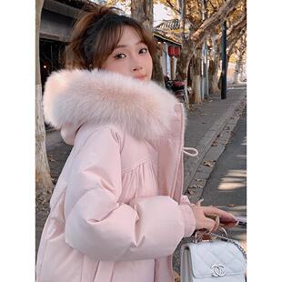 粉色鹅绒羽绒服女2026冬季新款牛角扣过膝超好看小个子中长款外套