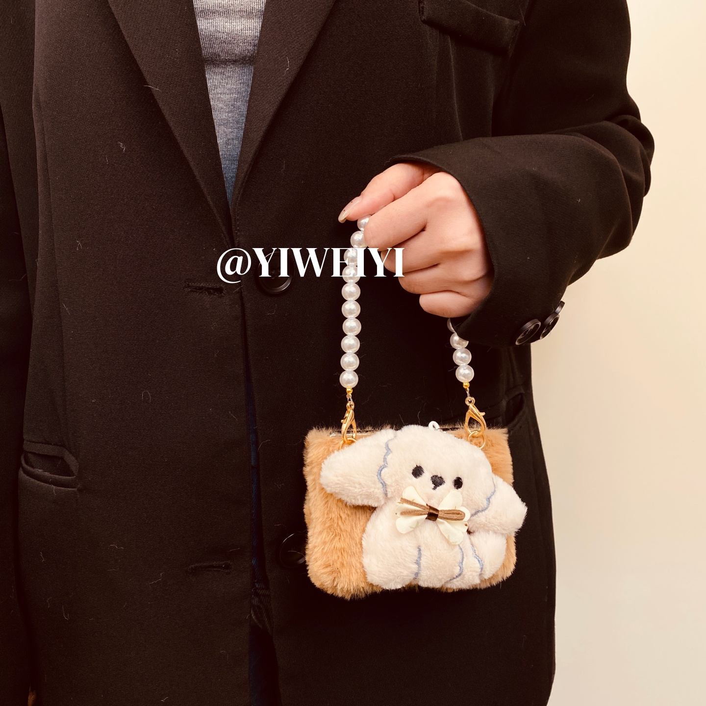 依维意 适用于小米mixflip2手机壳珍珠手链折叠屏vivoxflip秋冬新款可爱棕色毛绒小狗Razr60防摔斜挎pocket2