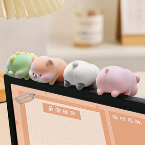 毛绒桌面摆件办公室工位电脑显示屏趴趴治愈装饰品房间改造小物件