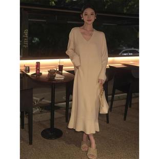 欧洲站2024新款秋冬天配大衣的裙子宽松慵懒风白色针织毛衣连衣裙