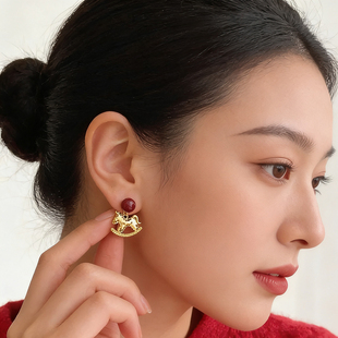 马上有钱小众设计红色珍珠小马吊坠一体耳夹轻奢气质耳钉本命年