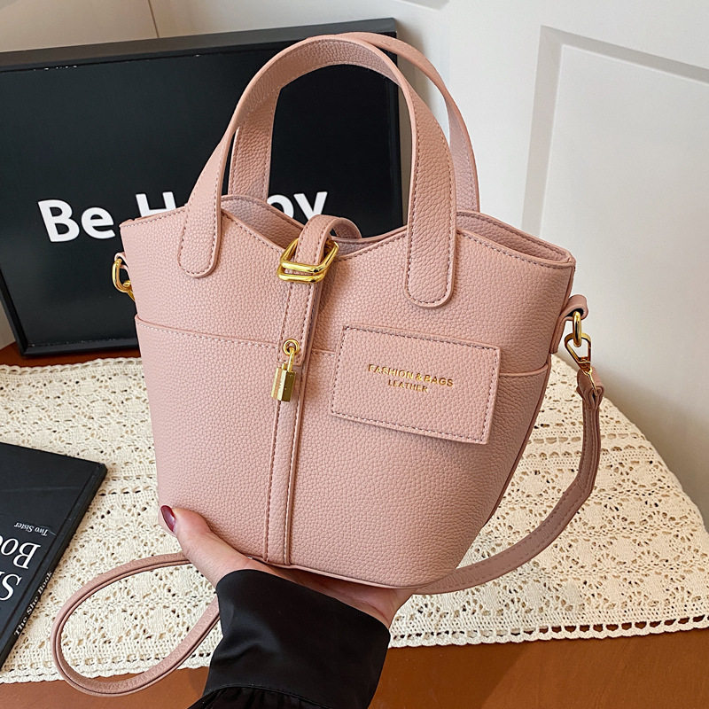 春夏季流行爆款小包包女2026新款时尚百搭斜挎包手提水桶包小拎包