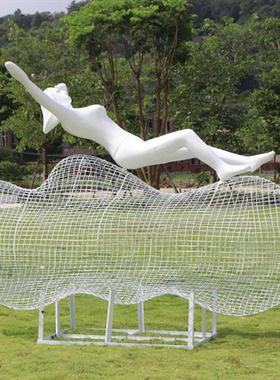 户外铁艺抽象人物雕塑玻璃钢不锈钢镂空云朵摆件广场公园草坪装饰