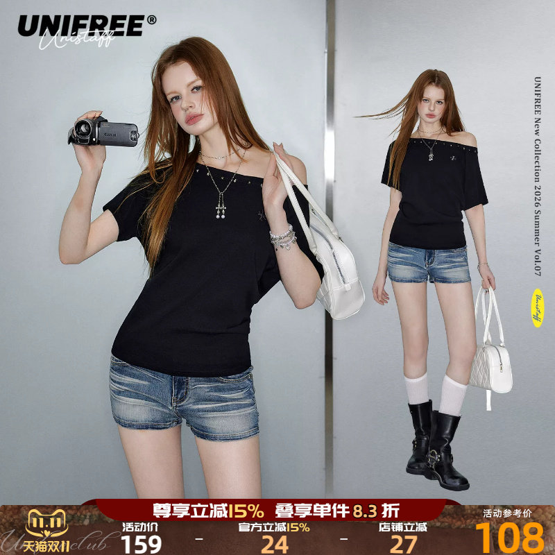 UNIFREE黑色斜肩铆钉短袖T恤女夏季新款宽松露肩暗黑个性时尚上衣