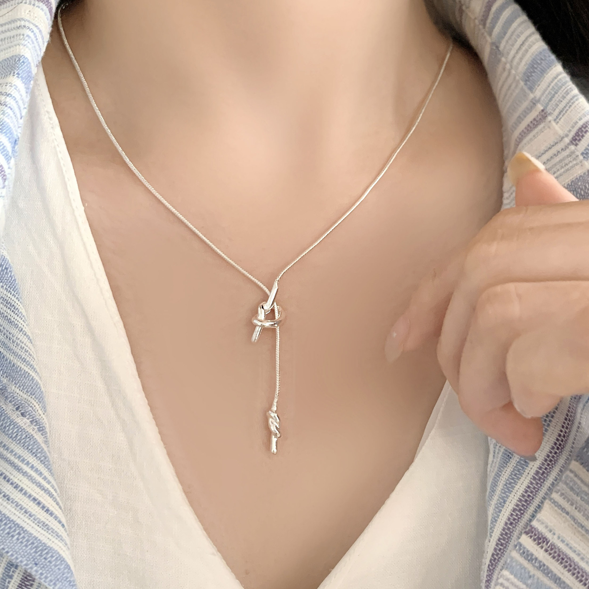 一恋极简风扭结流苏吊坠项链女时尚个性设计百搭绳结蛇骨链小众饰