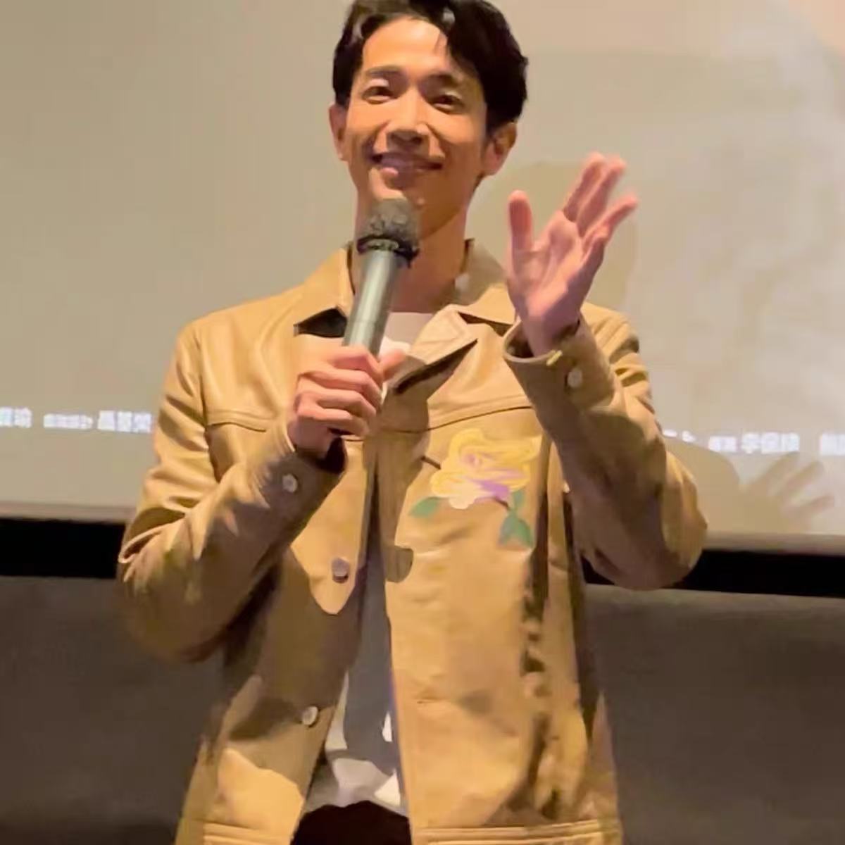 25FW欧美风早秋字母花朵刺绣粒面皮革翻领夹克时尚朱一龙同款外套