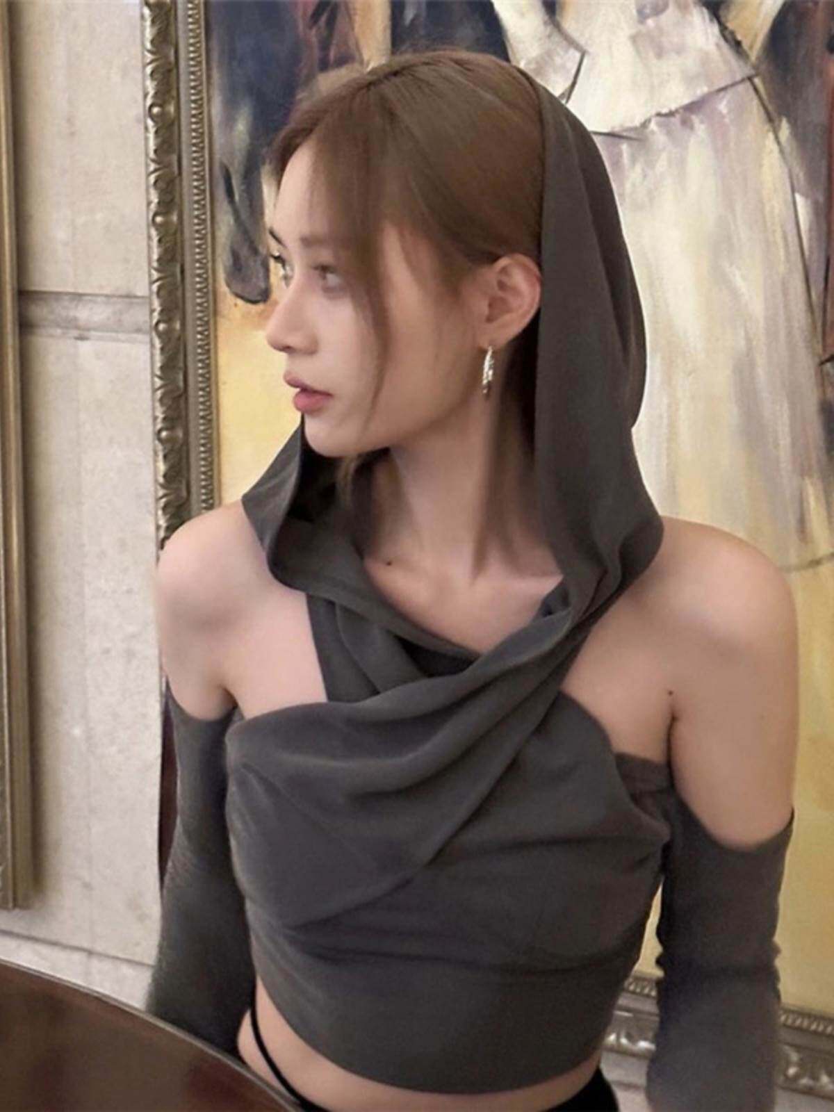 沙丘废土风辣妹穿搭灰色交叉露肩连帽T恤女小众设计个性显瘦上衣