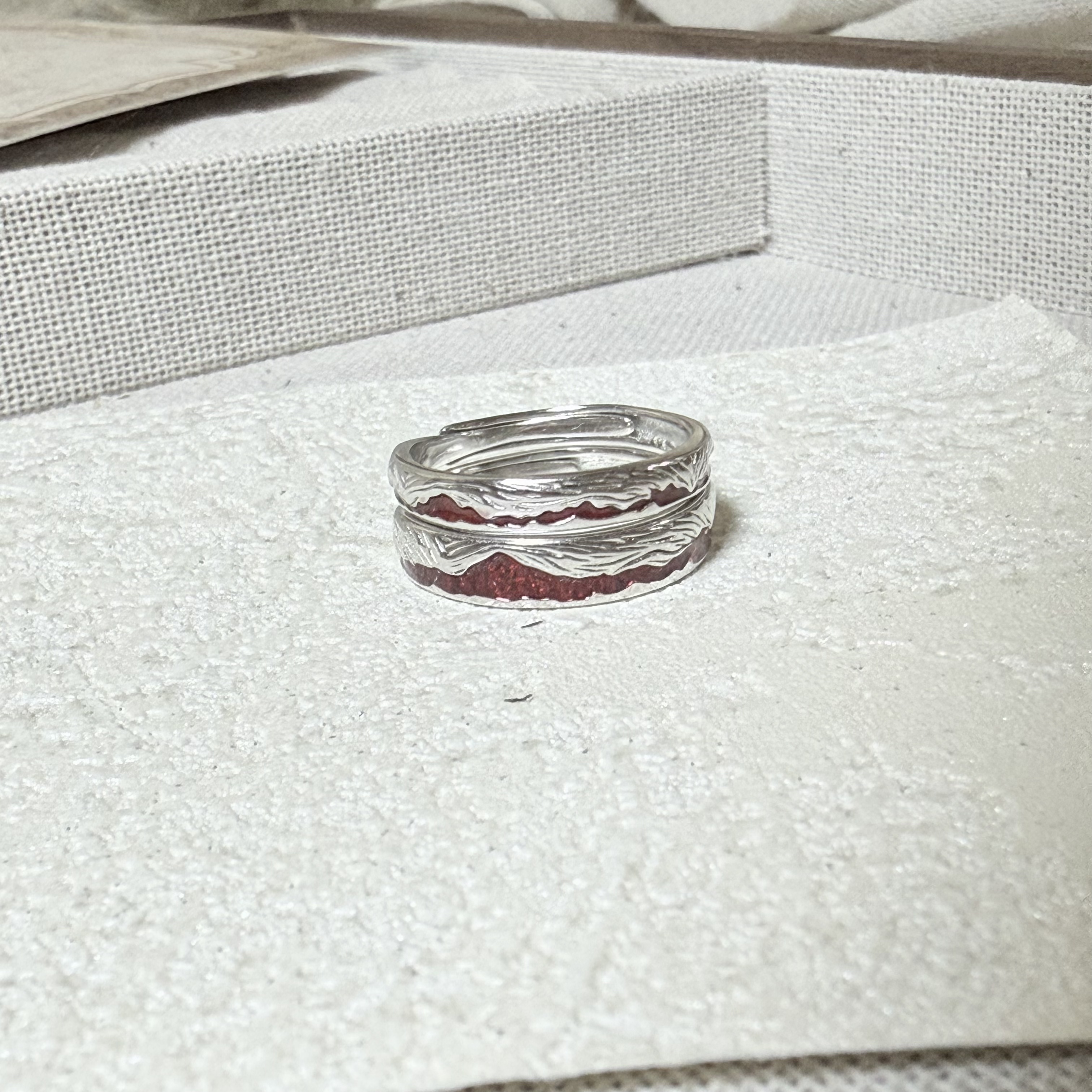 S999足银朱砂痣波浪纹理小众红色戒指开口戒银色时尚百搭情侣戒指